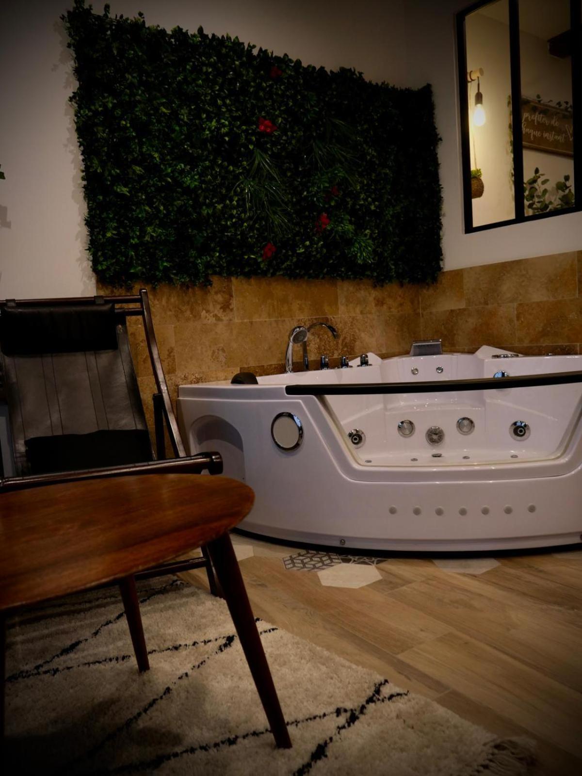 Maison Prestige Le Donjon Des Plaisirs Jacuzzi Montluel Екстериор снимка
