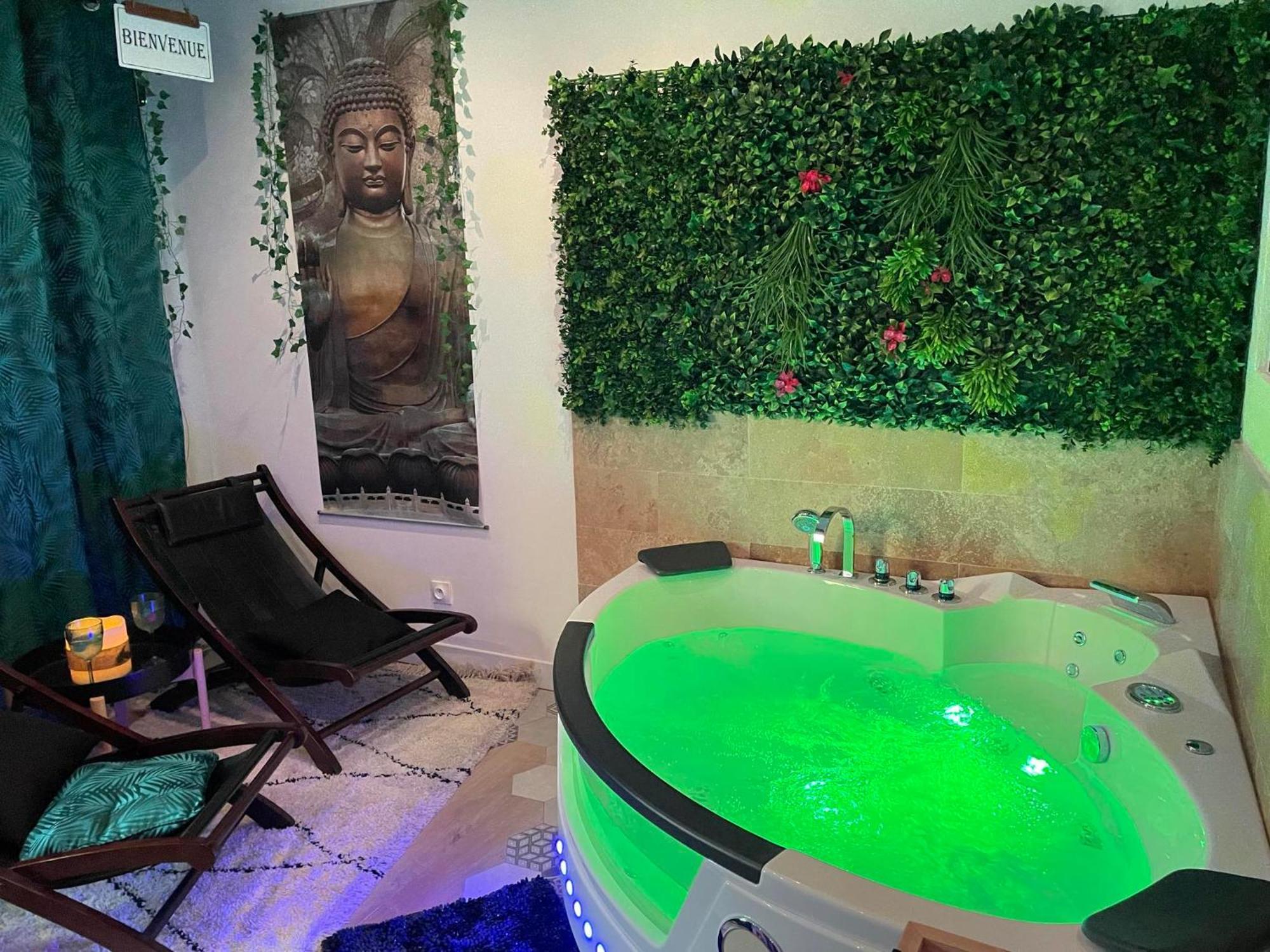 Maison Prestige Le Donjon Des Plaisirs Jacuzzi Montluel Екстериор снимка